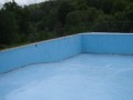 Detalle acabado de pavimento de piscina con junta blanca.